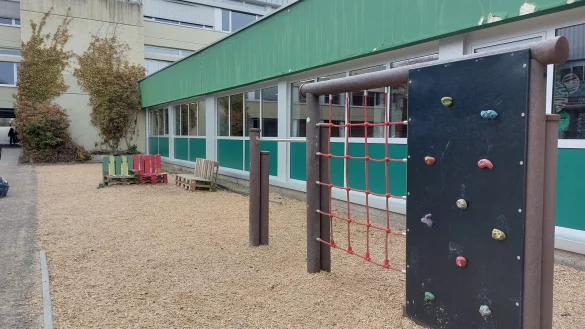 Bei der Umgestaltung des Schulhofs wird in diesem Jahr mit dem Innenhof begonnen. Das Klettergerüst wurde bereits dorthin umgesiedelt. Und auch Sitzgelegenheiten aus Paletten, die die Schüler selbst gebaut haben, haben dort schon einen Platz gefunden. - © Michaela Weiße