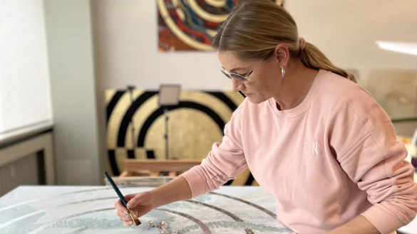 Konzentriert arbeitet die K&uuml;nstlerin Petra Seidel in ihrem Bad Salzufler Atelier. - &copy; Luisa Wieghofer