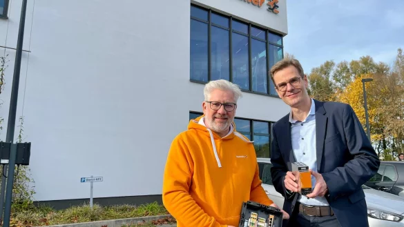 Olaf Grünberg (l.) und Jan Michels vom Detmolder Unternehmen Weidmüller treiben die Standardisierung von Gleichstromnetzen voran. - © Mareike Köstermeyer