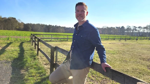 Daniel Berger hat sich bewusst dafür entschieden, die berufliche Heimat mit der ländlichen Idylle seines Zuhauses zu verbinden. Es gibt schlechtere Orte für eine Pause als die Weiden in Versmold. - © Marc Uthmann