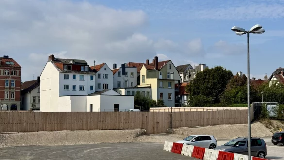 Bis Sommer sollen die baurechtlichen Fragen geklärt werden, Dann folgt die Planungsphase für das neue Parkhaus. Parallel zu dessen Neubau sollen auch das Hotel und ein Vollsortimenter hochgezogen werden. - © Raphael Bartling