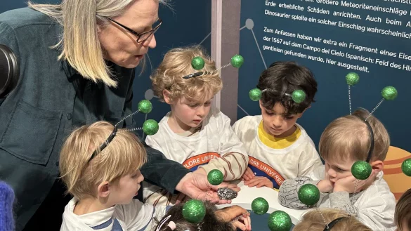 Bei der Ausstellung Alles au&szlig;er irdisch. Sternstunden der Astronomie entf&uuml;hrte das Museum junge Besucher interaktiv ins Universum. - &copy; WRM