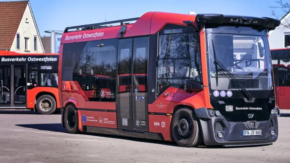 Dieser elektrisch betriebene, autonom fahrende Kleinbus des Herstellers ZF Friedrichshafen ist ab kommender Woche auf den Straßen in Herford im Testbetrieb unterwegs. - © Deutsche Bahn AG