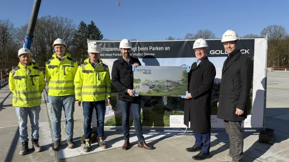 Freuen sich über das Richtfest des Parkhauses der "VitaSol-Therme": (von links) Bauleiter Stephan Lemmen, Projektleiter Tim Peitzmeier, Verkaufsingenieur Jochen Tacke (alle Firma Goldbeck), der Geschäftsführer der Therme, Pete Bayer, der Geschäftsführer der Kannewischer Collection, Dr. Stefan Kannewischer, und Andreas Isenbeck Leiter der Goldbeck-Niederlassung Bielefeld.
Bild Copyright: GOLDBECK GmbH, VitaSol Therme GmbH - © Goldbeck GmbH/"VitaSol-Terme" GmbH