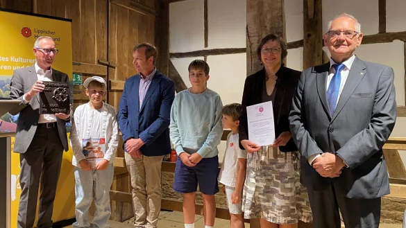 Preisübergabe: Dr. Joachim Kleinmanns vom Lippischen Heimatbund, Torsten Schmidt und Theresia Jungert mit ihren Kindern und Willi K. Schirrmacher, stellvertretender Vorsitzender des Lippischen Heimatbundes. - © Christina Kröger