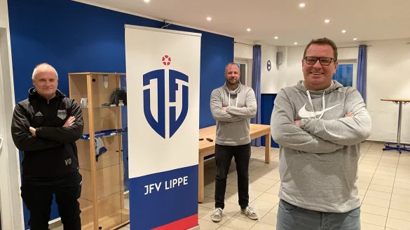 Ralf Fasse als Vorsitzender, Bastian Möller als stellvertretender Vorsitzender und Volker Offel (Geschäftsführer und Kassierer, von rechts) bildeten den Vorstand des Jugendfördervereins Lippe bei der Gründung 2021. - © Sebastian Lucas