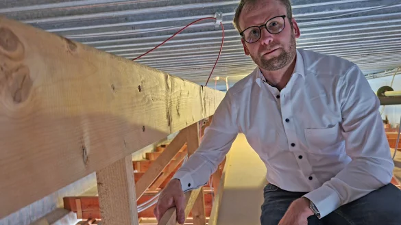 B&uuml;rgermeister Borris Ortmeier im Wartungsgang in der Zwischendecke der Holstenkamphalle. - &copy; Vasco Stemmer