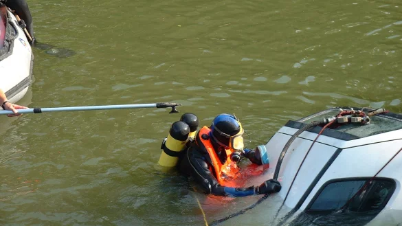 Die Lemgoer Feuerwehr hat schon h&auml;ufiger Autos aus Gew&auml;ssern geborgen. - &copy; Feuerwehr Lemgo