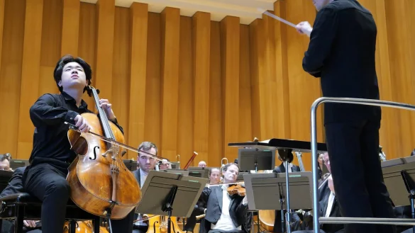Grandioser Konzertabend mit der Nordwestdeutschen Philharmonie: Cellist Jaemin Han brilliert mit dem Cellokonzert d-Moll von Édouard Lalo unter Leitung von Gastdirigent Elias Grandy (rechts). - © Thomas Krügler