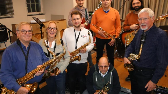 Der harte Kern: Im neuen Large Ensemble haben sich Mitglieder der ehemaligen Brick Town Big Band zusammengefunden, um mit neuen Musikern unter der Leitung von David Kr&uuml;ger ein musikalisches Experiment zu wagen. Von links: Rolf Kehde, Moni Schmidt, Thilo Wesseler, Marcel Schmidt, Ralf H&uuml;rtgen, David Kr&uuml;ger und Rolf Haussch&auml;fer. Im Vordergrund kniet Winfried Emmerich. - &copy; Hajo G&auml;rtner