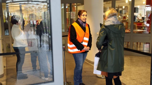 Geschlossen für Besucher: Um das Corona-Infektionsrisiko für Patienten und Mitarbeiter zu minimieren, haben Angehörige ab Montag keinen Zutritt mehr zum Klinikum Lippe. An den Eingängen gibt es Einlasskontrollen.  - © Bernhard Preuss