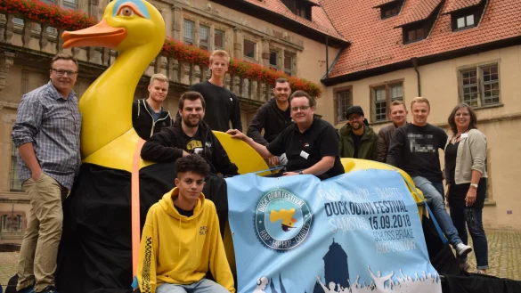 Das Team des Duck-Down-Festivals freut sich im Hof des Schloss Brake auf die Party am 15. September. - © Alida Schröder