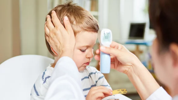 Hohes, lange andauerndes Fieber bei Kindern ist eines der Hauptsymptome von PIMS. - © picture alliance