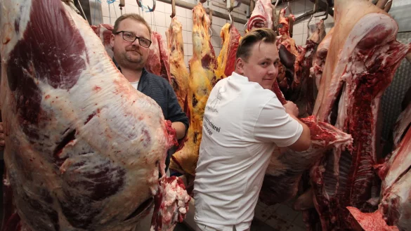 Mirko L&uuml;tkemeier und sein Vater Andreas im K&uuml;hlraum mit Rindervierteln. - &copy; Jens Rademacher