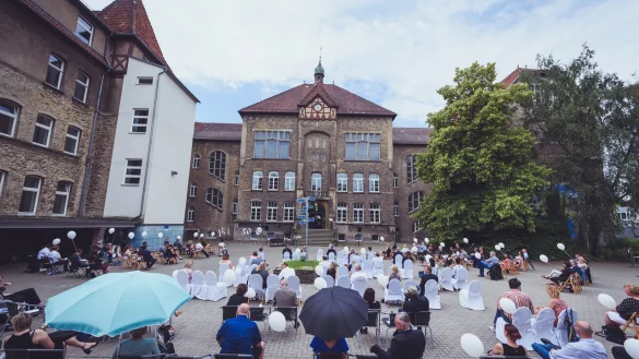 Das altehrw&uuml;rdige Geb&auml;ude des Leopoldinums ist ein pr&auml;chtiger Hintergrund f&uuml;r die Abizeugnisvergabe, die wegen der Corona-Pandemie unter freiem Himmel stattfindet.&nbsp; - &copy; Leopoldinum