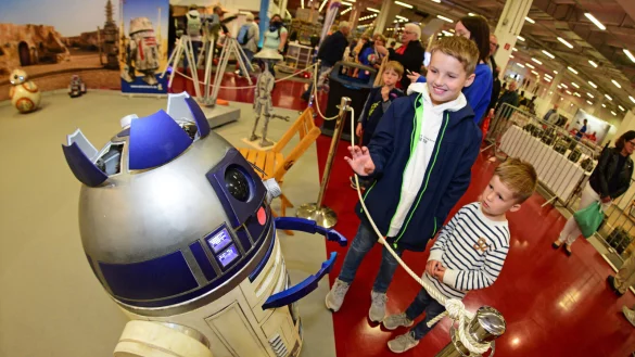 Die Br&uuml;der Tim und Jan (von links) aus Lage begr&uuml;&szlig;en den aus "Star Wars" bekannten R2-D2. - &copy; Nicole Ellerbrake