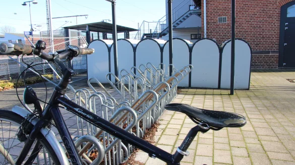 Am Bahnhof in Lage gibt es beispielsweise auch diese Fahrradboxen: Dort k&ouml;nnen B&uuml;rger ihre E-Bikes oder andere R&auml;der sicher verstauen. - &copy; Kirsten Fuhrmann