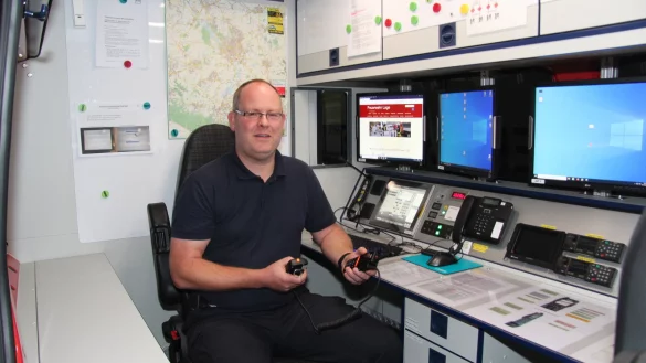 Benjamin Brinkmeyer ist neuer Leiter der Feuerwehr Lage. In der mobilen Einsatzzentrale ist er per Handy jederzeit erreichbar.&nbsp; - &copy; Cordula Gr&ouml;ne(LZ)