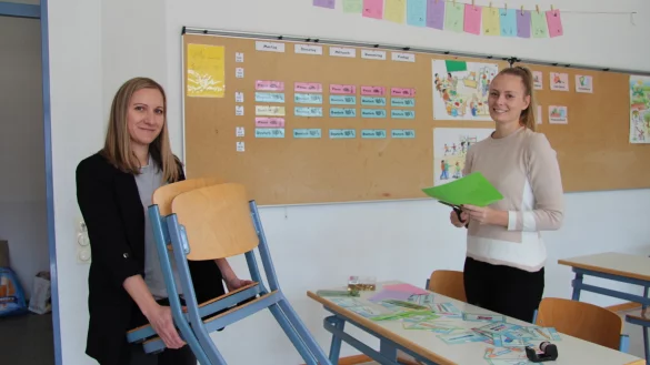 Die Lehrerinnen Edith Kemeny (links) und Isabell Bl&ouml;meke bereiten den Klassenraum f&uuml;r 30 ukrainische Kinder vor, die nach den Osterferien in Augustdorf beschult werden sollen. - &copy; Nadine Uphoff