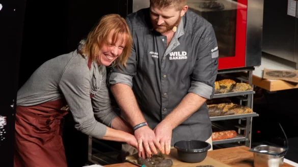 Interaktive Backshow: Besucherin Christina Dorn und B&auml;ckermeister Johannes Hirth bereiten mit viel Freude ein Focaccia" im &bdquo;Wildbakers"-Stil zu. - &copy; Raphael Bartling