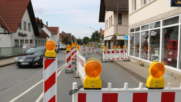 Gesperrt: In Richtung Extertalstra&szlig;e ist in der Bruchstra&szlig;e vom Kreisel in B&ouml;singfeld aus kein Durchkommen. Unter dem Asphalt hat sich ein Hohlraum gebildet. - &copy; Till Sadlowski