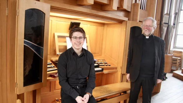 Interimsorganist Max Jenkins (links) und Pfarrer Frank Erichsmeier an der Paschen-Orgel in der Detmolder Martin-Luther-Kirche. - © Barbara Luetgebrune
