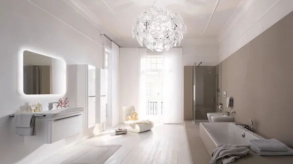 Bei viel Wei&szlig; bleiben beige Akzente ein Eyecatcher - &copy; Foto: Geberit/Pop up my Bathroom/dpa-tmn