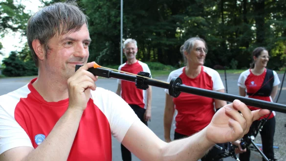 Christian Hebrok (vorne) ist auch im Blasrohrschießen ein Profi. Andreas Hertwig, Ricarda Kersten und Kathrin Flagmeier (von links) schauen zu. - © Sandra Castrup (LZ)