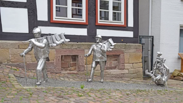 Skulpturen: Diese drei Schuster stehen vor der Blomberger Stadtb&uuml;cherei. - &copy; brink-medien