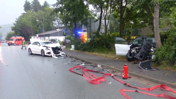 Zwei Menschen wurden bei diesem Unfall schwer verletzt. - &copy; Feuerwehr Kalletal