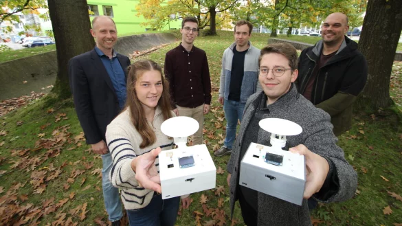 Dr. Nils Beckmann (links) und Prof. Dr. Johannes &Uuml;pping (rechts) mit den Studenten Pia Sophie K&uuml;hn, Tobias Langsch, Timon Wiens und David Wiens. Sie zeigen selbst entwickelte Messger&auml;te. - &copy; Jens Rademacher