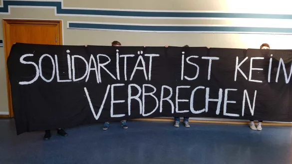 Einige Unterstützung erfährt der Flüchtlingshelfer im Gerichtssaal. - © Marianne Schwarzer