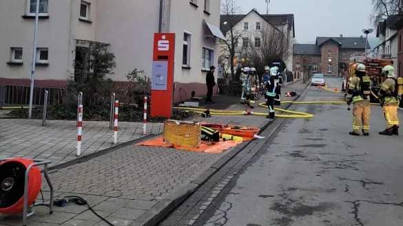 Die Feuerwehr Lügde musste einen Kaminbrand in der Bahnhofstraße bekämpfen. - © Feuerwehr Lügde
