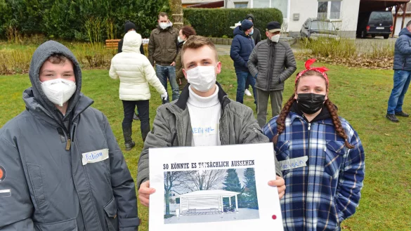 Fabian Sturhahn (von links), Keith Heil und Marleen Masnata setzen sich f&uuml;r eine Jugendh&uuml;tte in Humfeld ein. Im Hintergrund diskutieren die Anwohner vom Hellweg &uuml;ber m&ouml;gliche Ruhest&ouml;rungen. - &copy; Nicole Ellerbrake