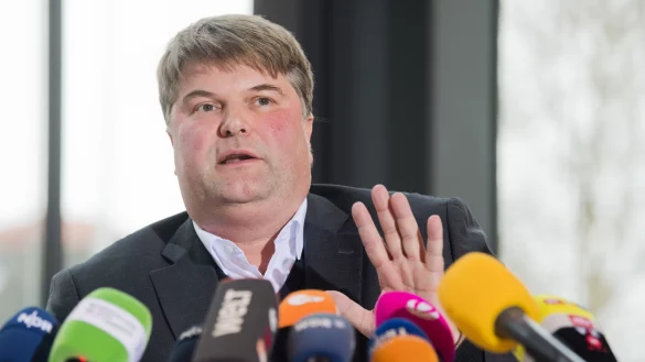 Tjark Bartels (SPD), ehemaliger Landrat des Kreises Hameln-Pyrmont, spricht bei einer Pressekonferenz im Kreishaus. - &copy; Archivfoto: Julian Stratenschulte/dpa