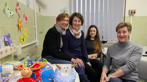 Gut gelauntes Team: Andrea Tillmanns-Bittel, Ursula Schmolke, Julia Boldt und Brigitta Pütz (von links) kümmern sich um schwangere Flüchtlinge und Kleinkinder. Kleine Hilfsmittel, um Ängste abzubauen – etwa Kinderspielzeug –, können sie immer gut gebrauchen. - © Bernhard Preuß