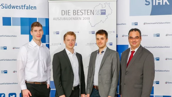 IHK-Weiterbildungsreferent Andr&eacute; Reinisch (rechts) mit drei lippischen Auszubildenden, die in Hagen geehrt wurden: Kevin Spiech (Vogels&auml;nger), Adrian Quiering (Dehrendorf und Wendt) und Philipp Benjamin R&ouml;ring (Wortmann, von links). Auf dem Bild fehlt Tabea Bogner. - &copy; IHK Hagen (SIHK)
