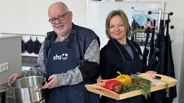 Ralf Schröer vom Blauen Kreuz und Bettina Bläsing von der VHS freuen sich auf die künftige Zusammenarbeit. - © Sandra Castrup