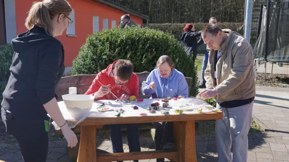 Wer in einer Eben-Ezer-Wohngruppe in Stapelage wohnt, darf mit seinen direkten Mitbewohnern raus &ndash; das z&auml;hlt als Familie. Im Garten in Stapelage wird bei sch&ouml;nem Wetter gebastelt. - &copy; Ingelore M&ouml;ller