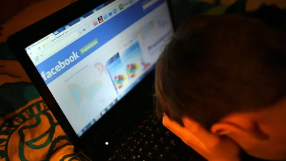 Ein Junge vor seinem Laptop - &copy; Foto: Oliver Berg