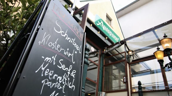 Mit Blick auf eine m&ouml;gliche Wiederanhebung des Mehrwertsteuersatzes im Gastgewerbe auf 19 Prozent zum 1. Januar schlie&szlig;en Gastwirte h&ouml;here Preise nicht aus. - &copy; Rajkumar Mukherjee