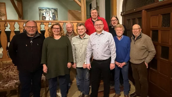 (von vorne links) Fritz Beckmann (Brauzunft Schwalenberg), Sybille Kehme (Heimatverein Nieheim), Uwe Tillmanns (Osterdechenverein Lügde), Frank Ehlert (Brauzunft Schwalenberg), Swen Horstmann (Stadt Schieder-Schwalenberg), Hermann Wöhning (WIR in Schieder-Schwalenberg), Ulrich Pieper (Heimatverein Nieheim), hintere Reihe: Andre Eikermann (Trachtengilde Schwalenberg), Andreas Wellmann (Kelter- und Kulturverein). - © Stadt Schieder-Schwalenberg