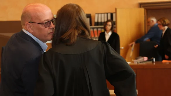 Rolf Herbrechtsmeier bespricht sich mit seiner Verteidigerin Franziska Jan&szlig;en. - &copy; Janet K&ouml;nig