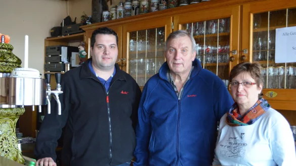 Ein letztes Mal hinterm Zapfhahn: Christa und Gerd Schnittger schlie&szlig;t nach 40 Jahren die Gastst&auml;tte "Zum Leistruper Wald". Es ist ein Abschied mit gemischten Gef&uuml;hlen, auch f&uuml;r Sohn Stefan (links). - &copy; Janet K&ouml;nig