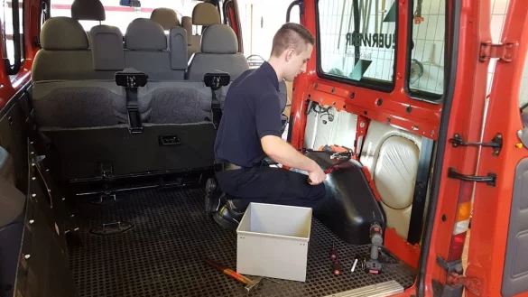 Auch die Reparatur von Fahrzeugen geh&ouml;rt zur Arbeit der hauptamtlichen 
Kr&auml;fte. Im vergangenen Jahr hat die Feuerwehr Bad Salzuflen erstmals am 
Twittergewitter teilgenommen und &uuml;ber ihren Alltag berichtet. - &copy; Feuerwehr Bad Salzuflen