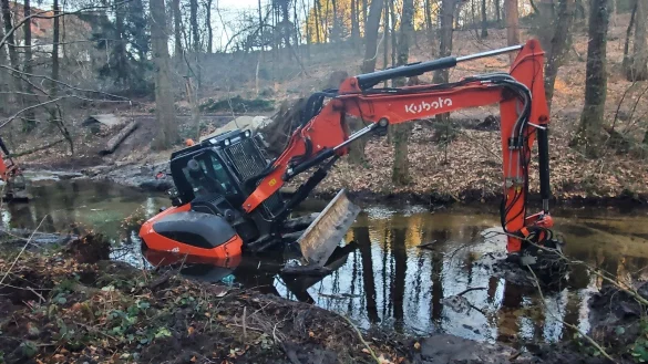Bei Arbeiten im Zulauf des Hasselbachstausees hat sich am Mittwoch ein Bagger im Schlick festgefahren. - &copy; valedavid613