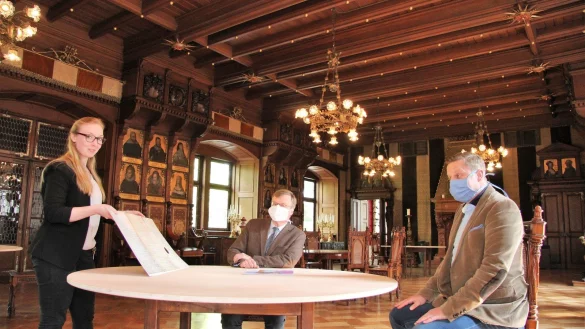 Lernen in historischem Gem&auml;uer: (von links) Kuratorin Lisa-Marie Bergann macht Stephan Prinz zur Lippe sowie Gerd-Michael Smolich, Leiter der F&uuml;rstlichen Zentralverwaltung, zu Sch&uuml;lern. Ab Dienstag macht das F&uuml;rstliche Residenzschloss zu Detmold ein neues Bildungsangebot. - &copy; Dirk Baldus