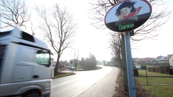 Im Interesse der Kinder: Autofahrer in Extertal sollen mit einem Dialog-Display &ndash; hier ein Archivbild &ndash; gebremst werden. - &copy; Jens Rademacher