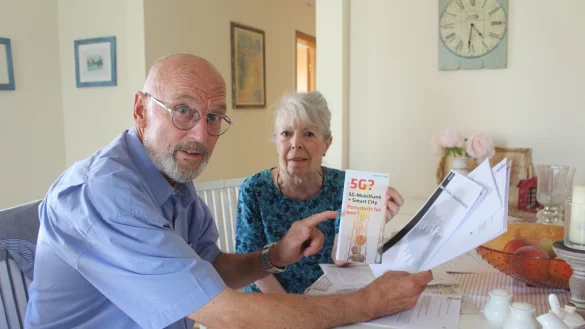 Haben einen Antrag für ein Bürgerbegehren gestellt: Günter Till und Chandra Cruse sind die Sprecher der Bürgerinitiative „5G-freies Bad Meinberg". - © Michaela Weisse