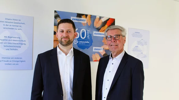 Der neue kaufmännische Vorstand Maximilian Seidel (links) mit dem Aufsichtsratsvorsitzenden Friedel Heuwinkel. - © Lebenshilfe Detmold